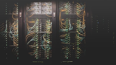数据安全加密技术示意图，显示锁和二进制代码